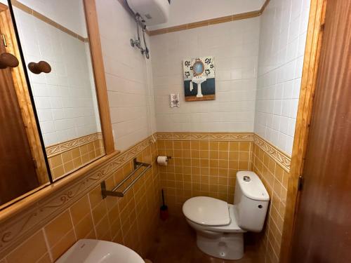 ein Badezimmer mit Toilette und Waschbecken in der Unterkunft Estudio con terraza in La Caleta