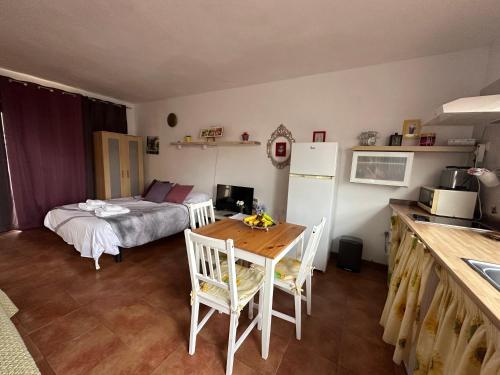 Gallery image of Estudio con terraza in La Caleta
