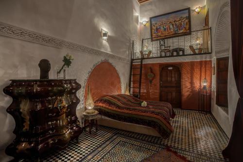 Una cama o camas en una habitación de Riad Almaz