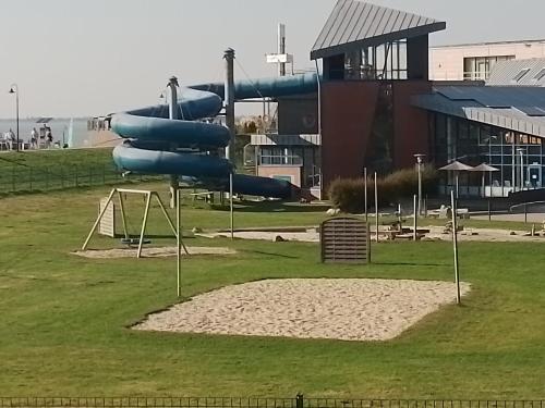 Bazén v ubytování watn Meerblick-Nordseepark Dangast, 2Schlafzimmer,2Bäder,Kamin,Parkplatz nebo v jeho okolí