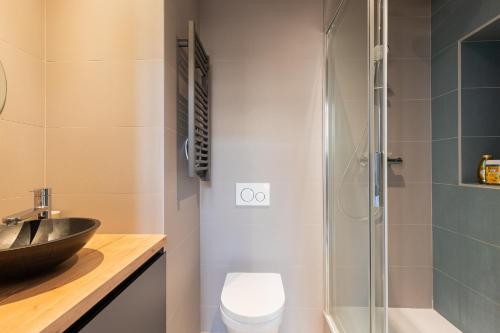 une salle de bain avec une douche, des toilettes et un lavabo dans l'établissement Dify Balcony - Quartier Ainay, à Lyon