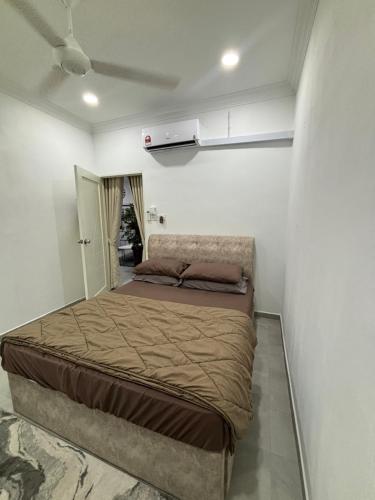 a bedroom with a large bed in a room at Idaman Cottage Sekinchan in Tanjung Karang