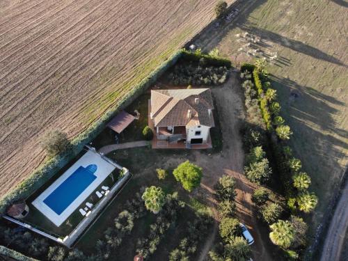 an aerial view of a house in a field at Casa rural los Cuartos in San Benito de la Contienda