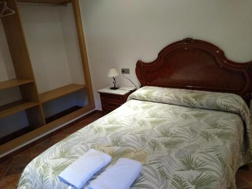 a bedroom with a bed with two towels on it at Casa rural los Cuartos in San Benito de la Contienda