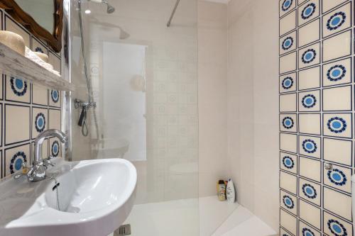 Un baño blanco con lavabo y ducha. en Casa Linda, en Guaro