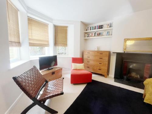 Ruang duduk di Unique & Homely Suite With Own Access