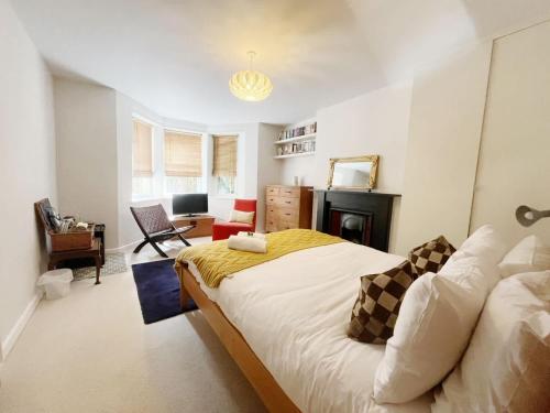布里斯托Unique & Homely Suite With Own Access的一间带床的卧室和一间客厅