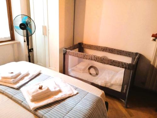 明乔河畔的瓦雷奇奥Casa Linda - Vicino al parco Sigurtà e Valeggio的一间卧室，床上有一张带毛巾的床