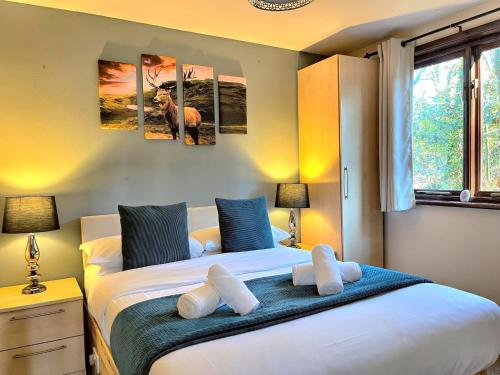 Giường trong phòng chung tại Wren 21-Hot Tub-Woodland Lodges-Tenby-Camarthenshire