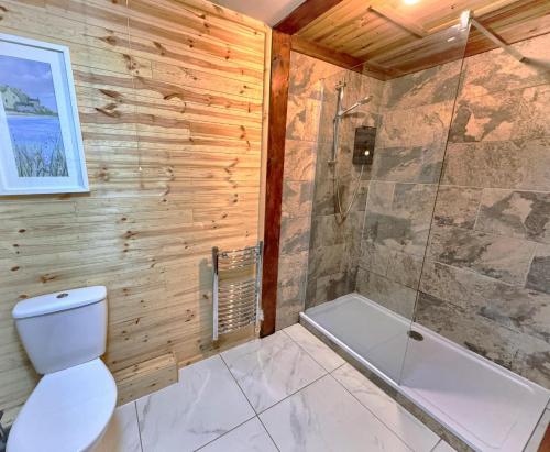 Phòng tắm tại Wren 21-Hot Tub-Woodland Lodges-Tenby-Camarthenshire