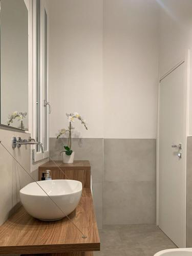 un bagno con un lavandino bianco su un bancone in legno di TonyMan Apartment 2 a Bologna