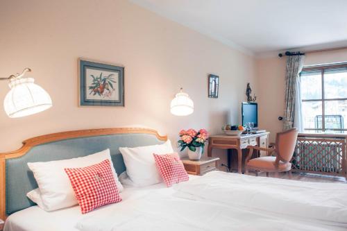 Ένα ή περισσότερα κρεβάτια σε δωμάτιο στο Hotel Bachmair Alpina