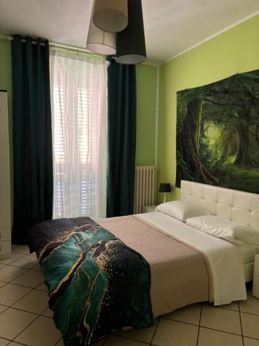 sypialnia z dużym łóżkiem i obrazem na ścianie w obiekcie Pasubio House Intero appartamento w mieście Campobasso