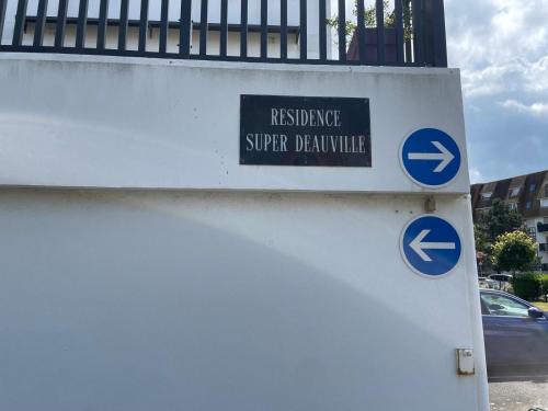 a sign on the side of a building that reads resistance supreme deviation at Super Deauville appartement 2 pièces cosy proche plage plein sud in Villers-sur-Mer