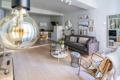un salon avec un canapé et une table dans l'établissement Saint Nicolas bleu Hypercentre, à Nantes