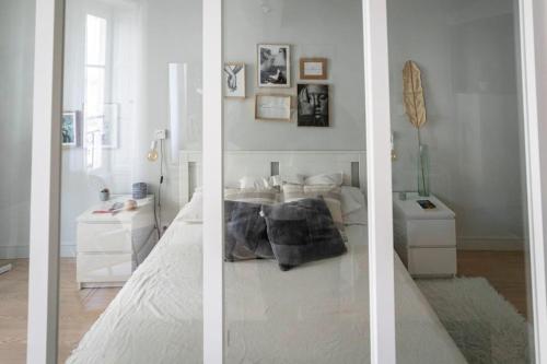 deux photos d'une chambre avec un lit et une table dans l'établissement Saint Nicolas bleu Hypercentre, à Nantes