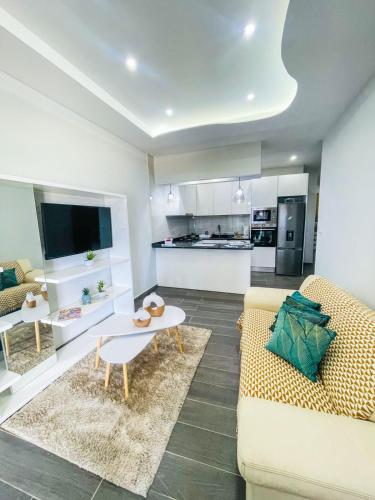 a living room with a couch and a table at Résidence Cazino Apartamentos in Praia