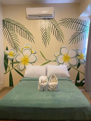 Ένα ή περισσότερα κρεβάτια σε δωμάτιο στο Mactan Newtown Beach Condo