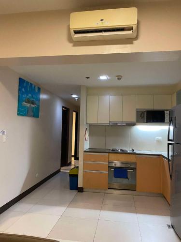 Η κουζίνα ή μικρή κουζίνα στο Mactan Newtown Beach Condo