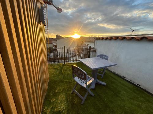 d'une table et de chaises sur un balcon avec vue sur le coucher du soleil. dans l'établissement appartement terrasse Roof Top climatisé, à Gaillac