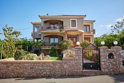 Luxury 3 Bedroom Apartment with Garden