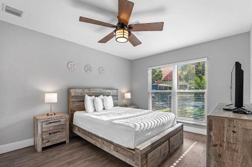 En eller flere senge i et værelse på Purple Paradise