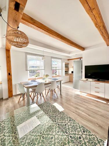 LUNA apartamenty - klimatyczny apartament nr 8 z widokiem na poddaszu - Góry Sowie - Jezioro