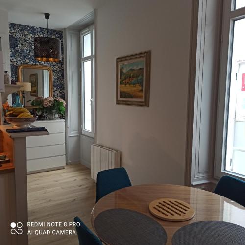 une cuisine et une salle à manger avec une table et des chaises dans l'établissement Studio centre ville, à Les Sables-dʼOlonne