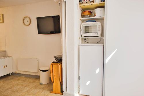 Il comprend une cuisine équipée d'un four micro-ondes et d'un réfrigérateur. dans l'établissement T3 with parking and terrace next to the sea, à Port-Leucate
