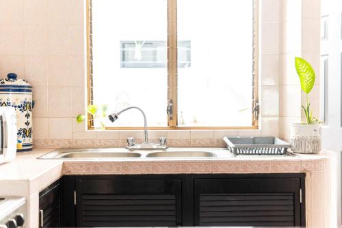 Η κουζίνα ή μικρή κουζίνα στο Comfortable Apartment with Balcony & Workspace