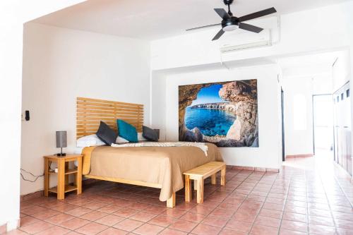 Ένα ή περισσότερα κρεβάτια σε δωμάτιο στο Comfortable Apartment with Balcony & Workspace