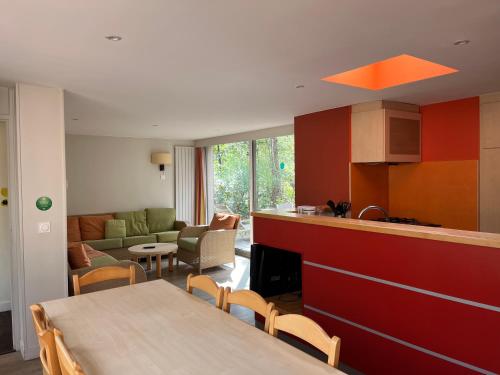 une cuisine et un salon avec une table et des chaises dans l'établissement Cottage 8P-Les hauts de bruyères-717, à Chaumont-sur-Tharonne