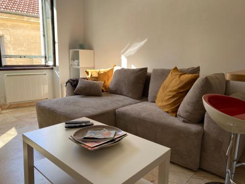 ein Wohnzimmer mit Sofa und Tisch in der Unterkunft DUPLEX PLEIN CENTRE VILLE DE MONTPELLIER in Montpellier