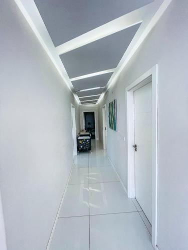 a hallway with white walls and a ceiling at Résidence Cazino Apartamentos in Praia