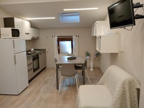 a small kitchen and dining room with a table and chairs at Casa di Irene in Reggio Emilia