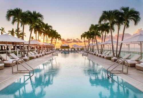 Kolam renang di atau dekat dengan 1 Hotel South Beach