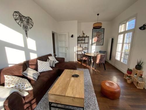 un salon avec un canapé et une table dans l'établissement Lafosse vert avec vue Loire en Centre Ville, à Nantes