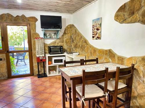 a dining room with a table and chairs and a tv at Hospedaje Javier - ALOJATEISLA in Isla