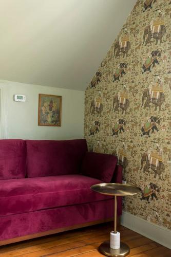 Un lugar para sentarse en Third Floor Walkup King Suite - Historic B&B