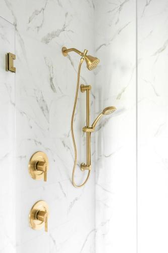 Un baño de Third Floor Walkup King Suite - Historic B&B