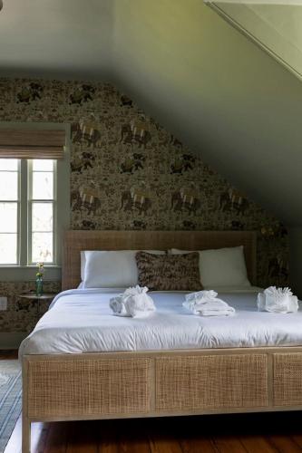Una cama o camas en una habitación de Third Floor Walkup King Suite - Historic B&B