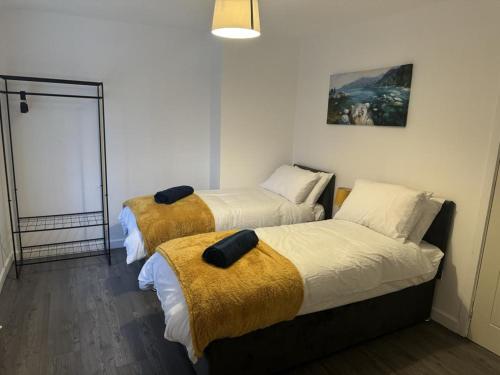 Ένα ή περισσότερα κρεβάτια σε δωμάτιο στο 3 Bed-Sleeps 5- Garden-Pets-Parking