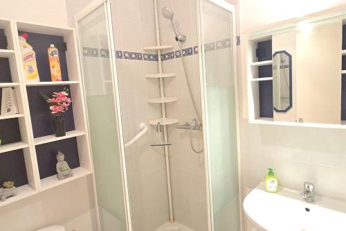 une douche avec une porte vitrée dans une salle de bain dans l'établissement La Malou, à Portiragnes