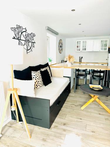 a living room with a couch and a kitchen at Cocoon in Stavelot