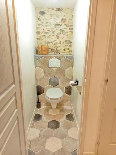 La salle de bains est pourvue de toilettes et de carrelage. dans l'établissement Escale - Maison - Nantes aéroport, à Bouguenais