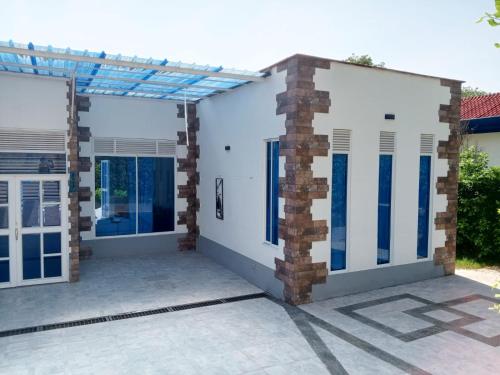 a house with two doors and a brick pillar at Hermosa casa de descanso en Tocaima in Tocaima