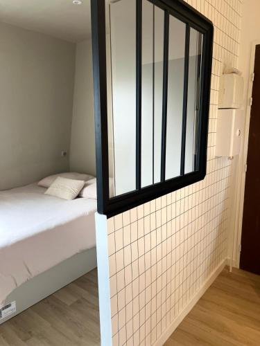 une chambre avec un lit et une fenêtre dans l'établissement Appartement confortable à port cergy, à Cergy