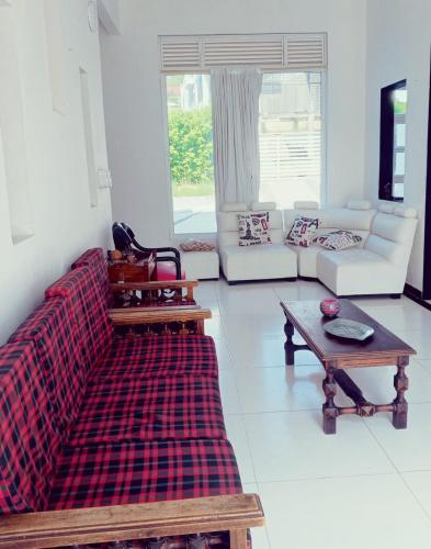 a living room with a couch and a table at Hermosa casa de descanso en Tocaima in Tocaima