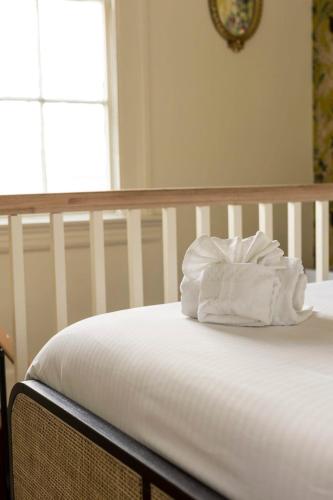 Katil atau katil-katil dalam bilik di The Ashley Speakeasy King Suite includes breakfast