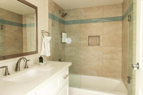 ein Badezimmer mit Badewanne, Waschbecken und Dusche in der Unterkunft Seascape Beach Resort in Aptos